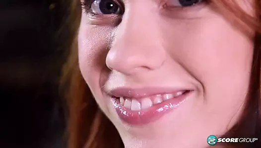 Minik kızıl kız öğrenci Dolly Little üniformasını çıkarıyor