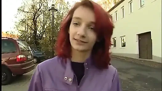 Küçük memeli kızıl saçlı genç kız oyuncu seçmelerinde harika bir sakso çekiyor