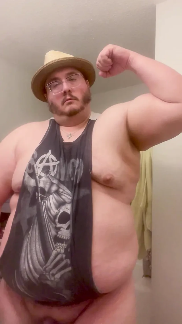Obez behemoth bubba burly chub sallanan yarağını kapatıyor