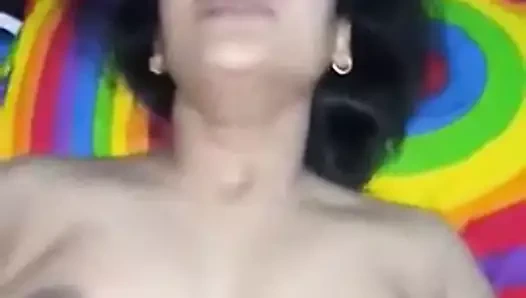 desi birkaç kız yüksek sesle inliyor