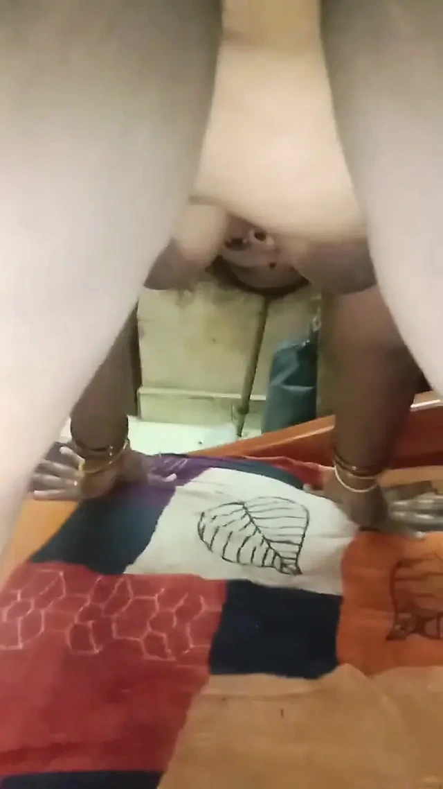 Tamil kadın kocasının önünde kıyafetlerini çıkarıyormuş gibi yapıyor