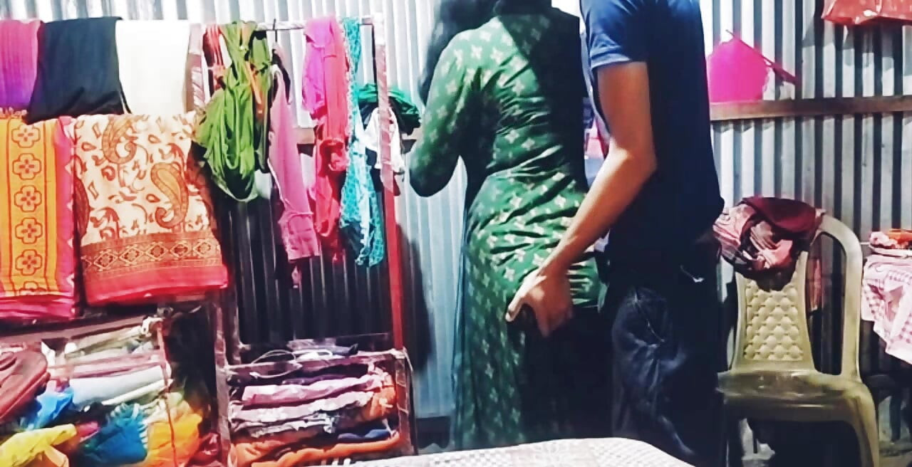 Yeşil takım elbiseli, büyük memeli kolej kızı ile sert sikişme odada.