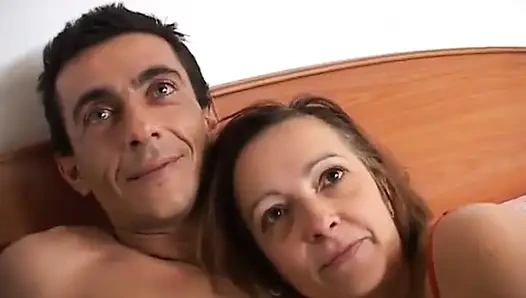 Ateşli amatör esmer eş değiştirmeli 69 pozisyonunda poz verdi