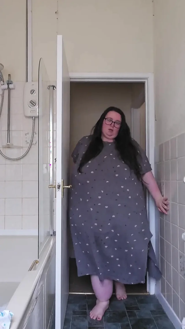 Ssbbw banyoda soyunuyor şişman vücut keşfi