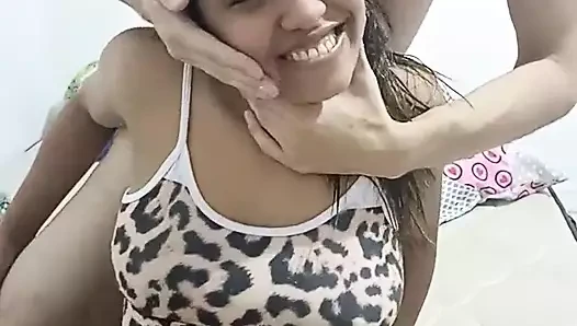 Büyük doğal göğüsleri ile amatör esmer genç lanet. hd video ağzına büyük yarak, büyük göt, yaramaz bir kadın gibi giyinmiş