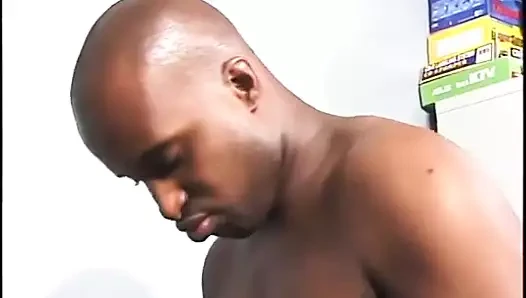 Sert vücutlu adam sandalyede götüne sakso çekiyor ve götüne sokuyor