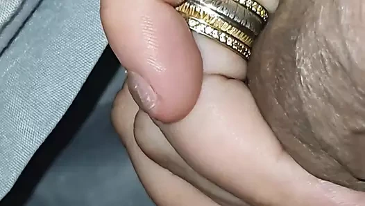 Evli üvey anne üvey oğlunun yarağını sıvazlıyor