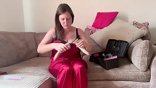 Kırmızılı kadın birden fazla orgazm olurken herkesin kendini zevk alırken görebileceği pencerede soyunuyor