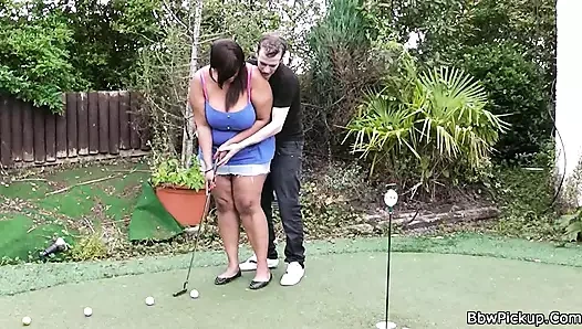 Parmaklıyor ve onun şişman amını doggystyle sikiyor