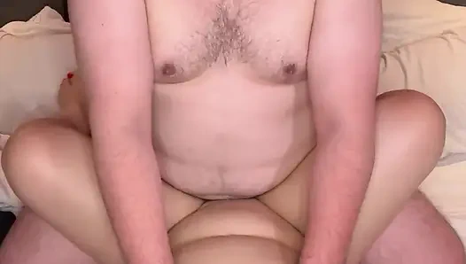 Tombul bir adam bana para ödüyor, böylece beni sikebiliyor