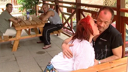 Şişman büyük memeli nine seks sırasında izleyicileri seviyor