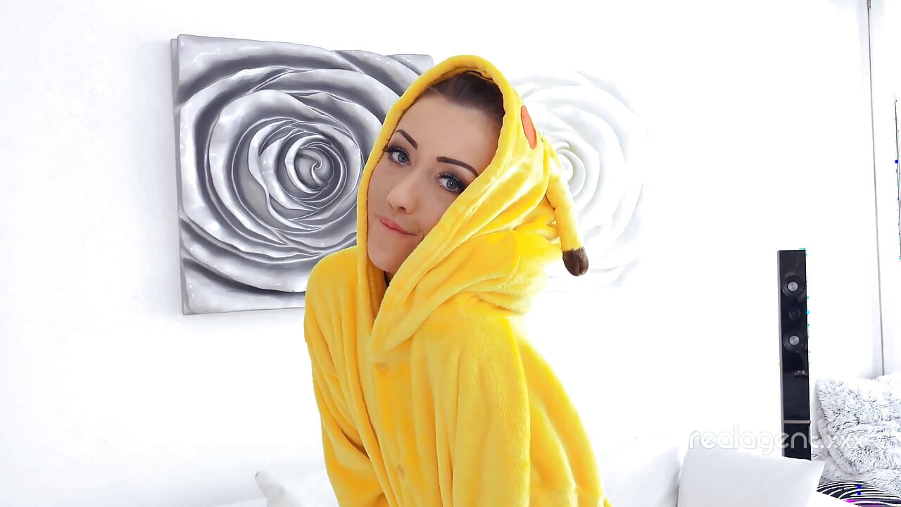 Sevimli gamzeli sevgilim Empera farklı karakterlerle sevişmeye bayılıyor ve bu kez pikachu'yı seçti