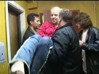 Hye bir asansör alır ve bir sikişmekten hoşlanır!