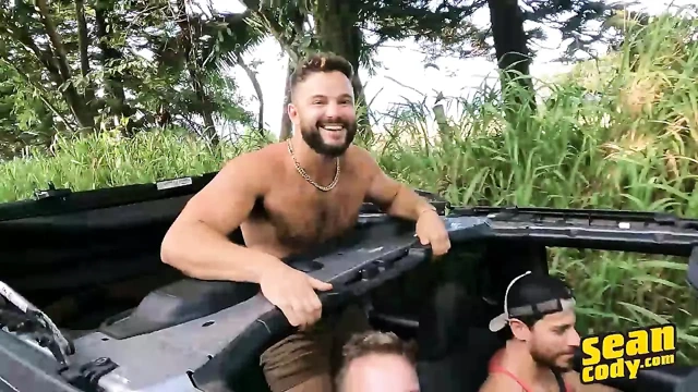 Sean Cody - güneşten öpülmüş sürtükler döl çöplüğünün göt deliğine birden fazla boşalmayla biten vahşi bir grup seks için plajdan yatağa gidiyor