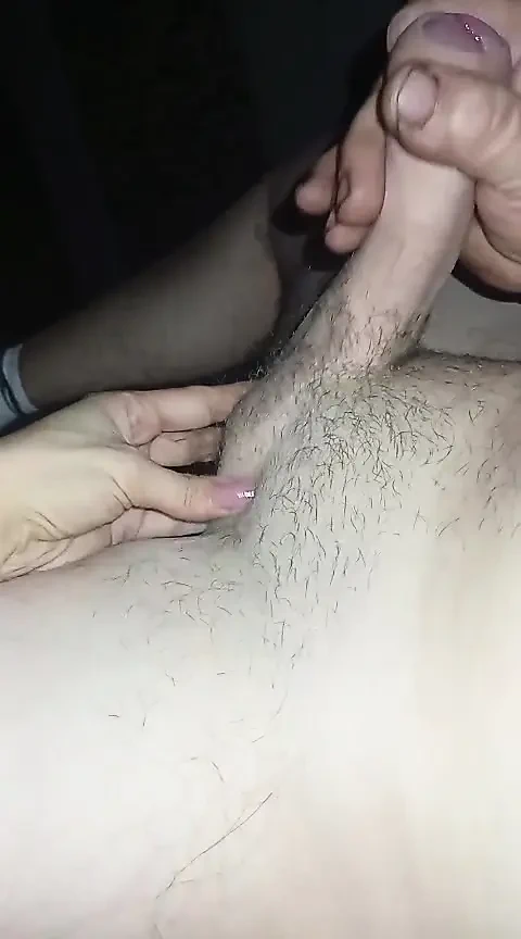 İkimiz de patimi çekiyorum, onun poposunu bitirmesine yardım ediyorum