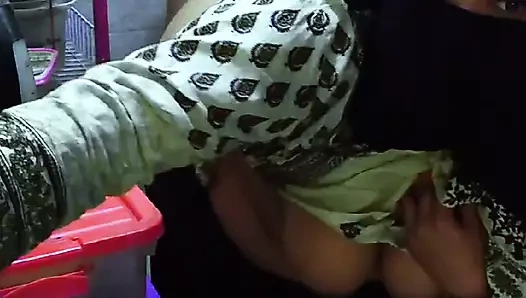 Hintli desi iri güzel ev hanımı mutfakta yarak emiyor ve kocası gidince komşusu geliyor ve onu anal sikiyor