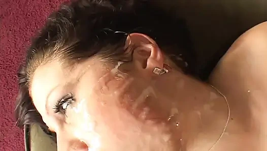 Azgın orta yaşlı seksi kadın büyük bir siyah yarağı emiyor ve yüzüne büyük bir boşalma