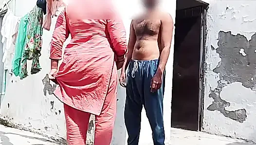 İRI GÖĞÜSLÜ HINTLI KADıN YARAK EMIYOR VE SIKILIYOR