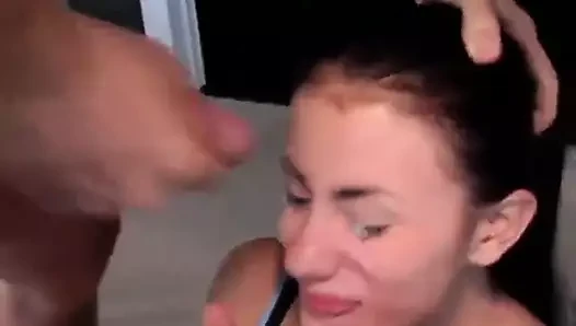 Yüzünü seviyor
