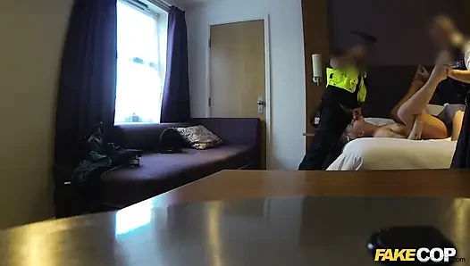Fake cop - birkaç lezbiyenle bakış açısı üçlü seks
