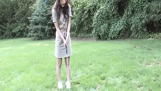Yaramaz Japon hatun golf oynadıktan sonra kıllı yaraklı bir adama sakso çekiyor ve biniyor