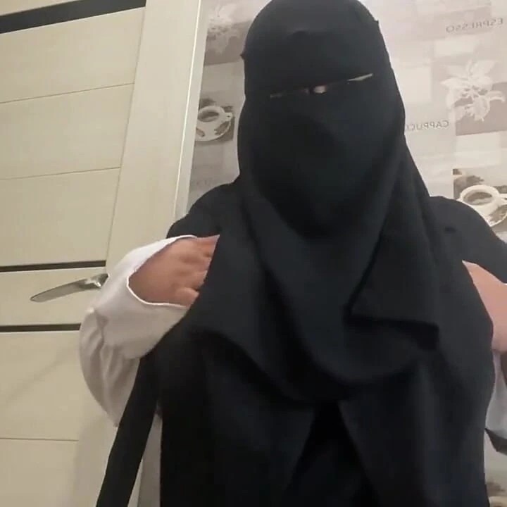 Külotlu Suriyeli orta yaşlı seksi kadın amcığını okşuyor