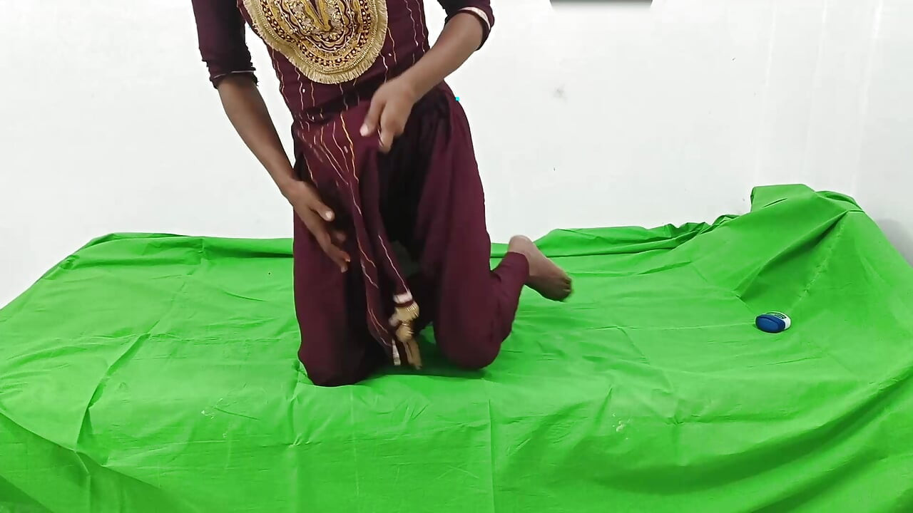 Üvey kız kardeşimi sikiyorum. yalnız başına sikiştiğinde
