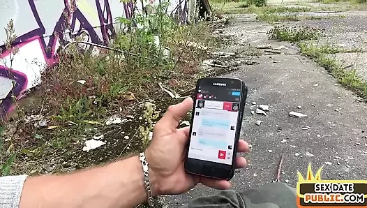 Halka açık - dövmeli ve pirsingli orta yaşlı seksi kadın açık havada seks randevusüne kadar sikiliyor