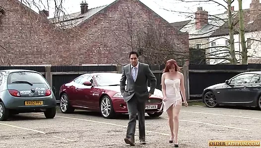 Şanslı adam büyük memeli İngiliz orta yaşlı seksi kadın Holly Kiss ile randevu alıyor