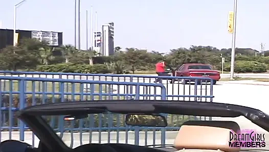 Tamamen çıplak halka açık dans