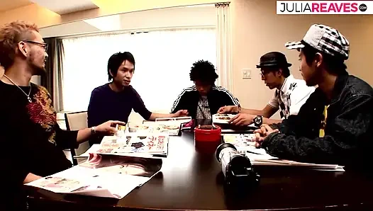 Hatun amcığını yalatıyor ve sonra boşalmak için sert sikişiyor