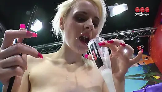 Minyon sarışın ırklararası grup seks yapıyor ve bukkake