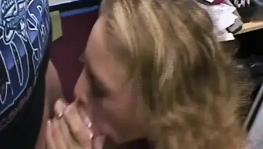 Sarışın hatun büyük yarağı gırtlağına kadar alıyor ve patlamaya yol açıyor