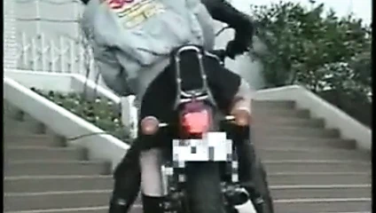 Lezbiyen Asyalı porno: motorcular kızı baştan alıyor!