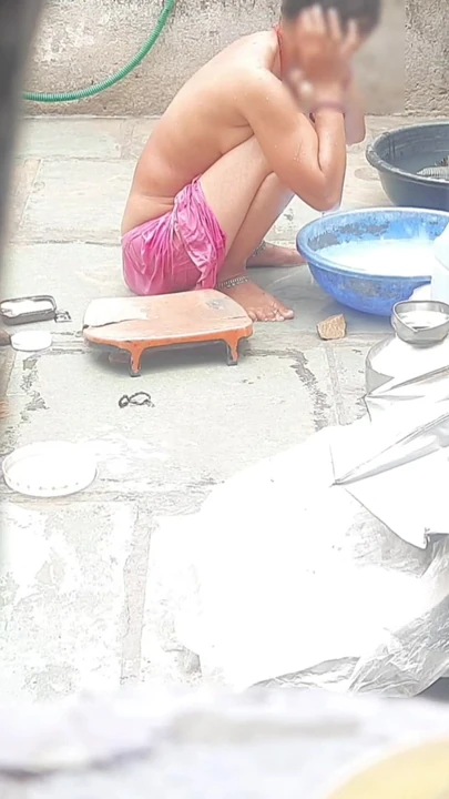 Волнующий момент из "Видел сводную сестру купаться под открытым небом, сводная сестра выглядела очень горячей"