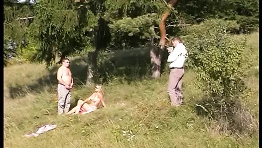 Büyük memeli sarışın amcığı açık havada yalıyor ve çarpıyor