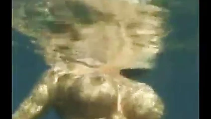 Aneta buena ve kora su altında