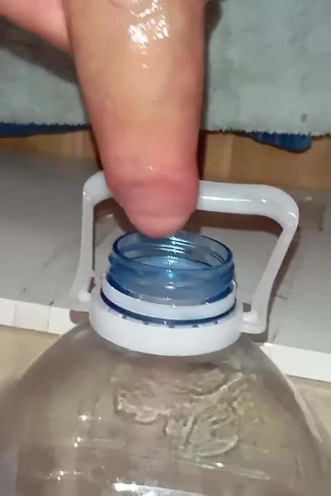 Büyük yaraklı adam bir götü sikmeye hevesli, şişenin ağzına boşalma!