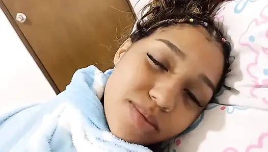 Abd'den yeni gelen üvey kız kardeşimi sikiyorum ve göğüslerinde lolipop var