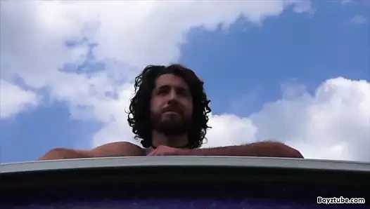 Bahçıvan havuzda yerel adam tarafından becerdin