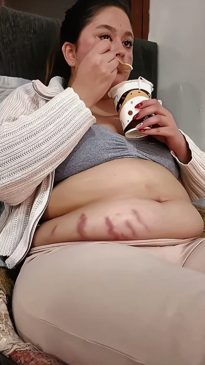 Nicole: Doğal Kıvrımlar Ve Yumuşak Zevkler