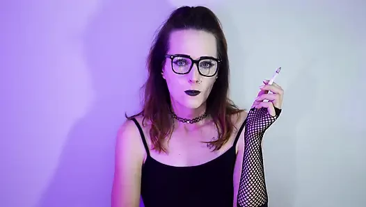 Gotik kız file çorap içinde sigara içiyor