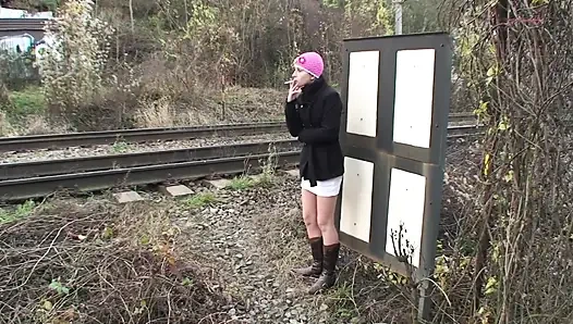 Sarışın orta yaşlı seksi kadınlar büyük bir yarak emiyor ve sonra sırayla sikiliyor ve amına boşalıyor