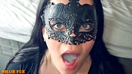 Bütün dil beyaza dönüyor, şanslı orta yaşlı seksi kadın en büyük döl dölünü yutuyor - millie fox