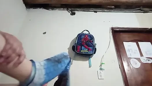 Ateşli kadın amcığını göstererek mastürbasyon yapıyor