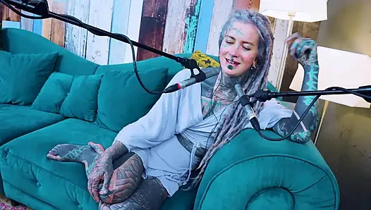 U hakkında konuşuyorum - rahatsız - asmr podcast sfw konuşuyor gotik sıska kız dreadlocks dövmeli model dövmeli kız