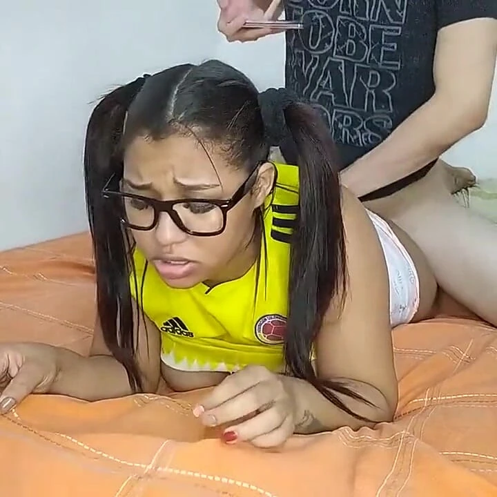 Amatör porno "Kolombiyalı üvey kız kardeş, kocası ABD'ye bir geziye gittiğinde ve üvey erkek kardeşini d yapmaya davet ettiğinde ateşli