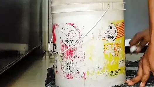 Kadın Kılıklı Köle Evde Sahibesine Hizmet Ediyor