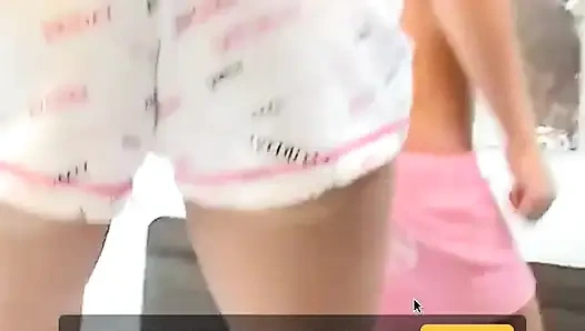 Edepsiz sarışın kızlar Jessica ve Elle seks oyuncaklarıyla amlarını öpüyor ve sikiyor