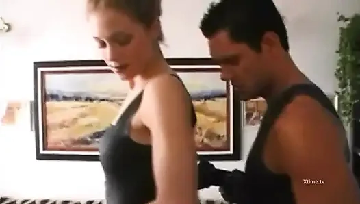 Genç sürtükler yarak emiyor, güçlü bir şekilde götten sikiliyor